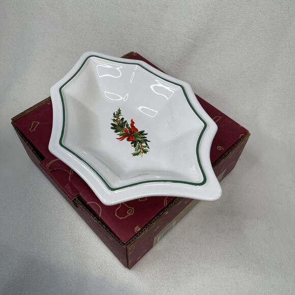 Pfaltzgraff Christmas Heritage Holly Bowl Cloche w/ Original Box EUC - Picture 2 of 5